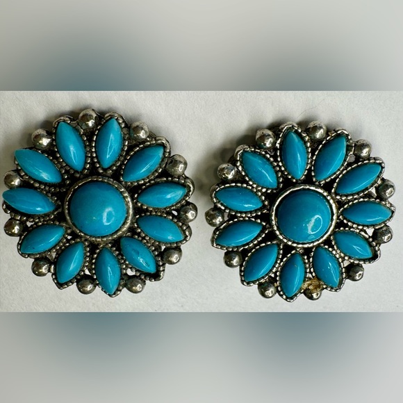 🌼5/$20🌼 Vintage Faux Turquoise Floral Clip-on Earrings - Picture 1 of 7